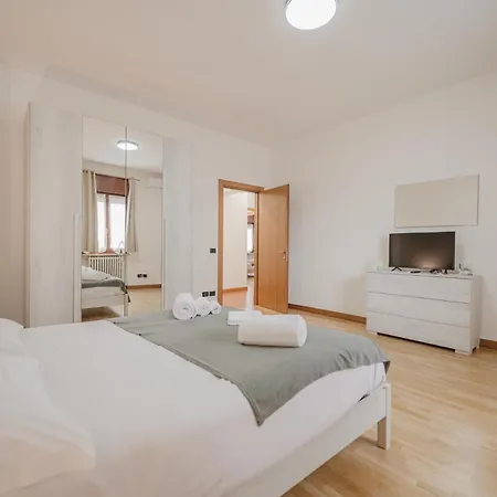 Апартаменты Casa Rivoli - Private Garden & Free Parking *